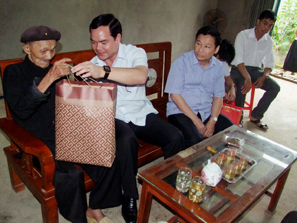 Phó Bí thư Tỉnh ủy Nguyễn Đình Khang thăm hỏi, tặng quà ông Nguyễn Văn Hiền, thân nhân Liệt sỹ tại thôn Thâm Tiềng, xã Mậu Duệ