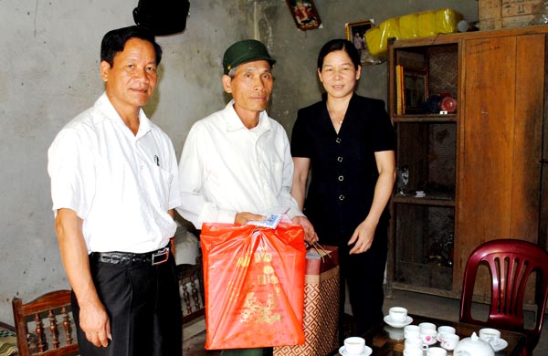 Đồng chí Chúng Thị Chiên, Ủy viên BTV Tỉnh ủy, Phó Chủ tịch HĐND tỉnh tặng quà cho gia đình thương binh ở xã Cao Mã Pờ (Quản Bạ) 