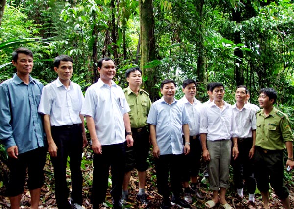 Đồng chí Nguyễn Đình Khang, Phó Bí Thư Tỉnh ủy thị sát hiện trạng của rừng phòng hộ Du Già (Yên Minh).