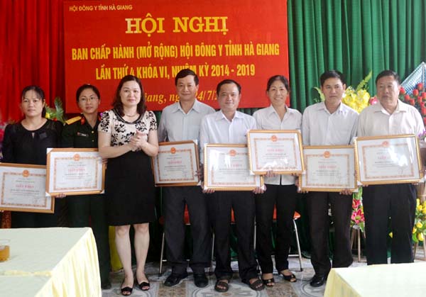 Lãnh đạo Hội Đông y tỉnh trao Giấy khen cho các tập thể có thành tích xuất sắc trong công tác Hội năm 2014