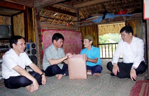 Chủ tịch UBND tỉnh Đàm Văn Bông tặng quà cho nạn nhân chất độc da cam Cao Bình Nhiêu, thôn Lèn, xã Việt Lâm (Vị Xuyên).