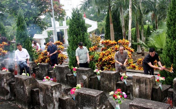 Một số hình ảnh viếng các liệt sĩ tại Nghĩa trangliệt sĩ Vị Xuyên nhân kỷ niệm Ngày Thương binh-Liệt sĩ.