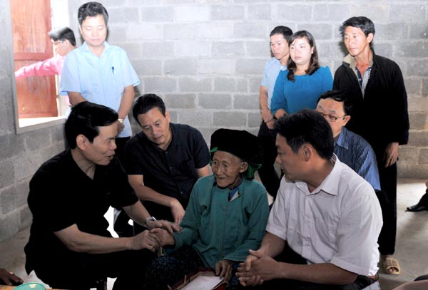 Bí thư Tỉnh ủy Triệu Tài Vinh cùng các đồng chí lãnh đạo tỉnh thăm, tặng quà già đình Vàng Dũng, Trá thân nhân Liệt sỹ tại xã Phố Cáo (Đồng Văn).