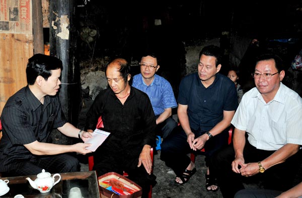 Bí thư Tỉnh ủy Triệu Tài Vinh cùng các đồng chí lãnh đạo tỉnh thăm, tặng quà gia đình Thương binh Sùng Mí Cho trên địa bàn xã Phố Cáo (Đồng Văn).