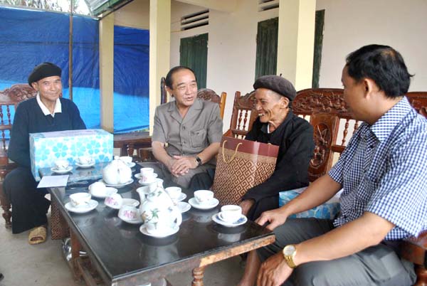 Đồng chí Vương Mí Vàng thăm, tặng quà các ông Hoàn Tiến Hồ, Vương Quang Nam bị nhiễm chất độc hóa học tại xã Chí Cà (Xín Mần).