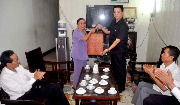 Bí thư Thành ủy Trần Mạnh Lợi tặng quà bà Vũ Thị Dung (con liệt sĩ) phường Nguyễn Trãi.