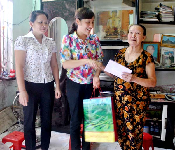Lãnh đạo Văn phòng Tỉnh ủy thăm, tặng quà bà Nguyễn Thị Thúy - vợ liệt sỹ, tổ 13 phường Minh Khai (TPHG). 