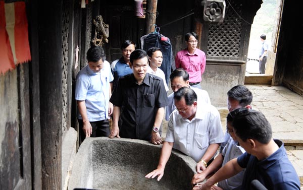 Bí thư Tỉnh ủy Triệu Tài Vinh cùng đoàn công tác khảo sát ngôi Nhà cổ thuộc dòng họ Vừ, tại thôn Há Súng, xã Lũng Táo (Đồng Văn).