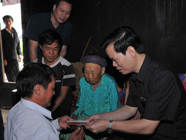 , Bí thư Tỉnh ủy Triệu Tài Vinh cùng các đồng chí lãnh đạo tỉnh thăm, tặng quà bà Cháng Thị Xia, gia đình Liệt sỹ, tại xã Phố Cáo, huyện Đồng Văn.