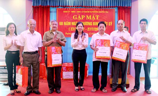 Đại diện Ngân hàng Nông nghiệp&PTNT Hà Giang tặng quà cho các gia đình chính sách phường Nguyễn Trãi.
