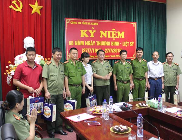 Lãnh đạo Công an tỉnh trao quà cho các thương binh, thân nhân gia đình liệt sĩ, người có công trong Công tác CAND.