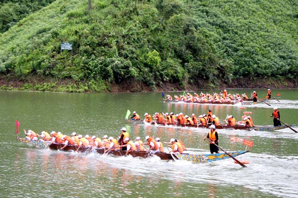 Lễ hội đua thuyền trở thành truyền thống thu hút nhiều khách du lịch đến thăm.