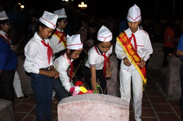 Các đại biểu tham gia thắp nến, thắp hương từng phần mộ với những tình cảm trân trọng nhất.