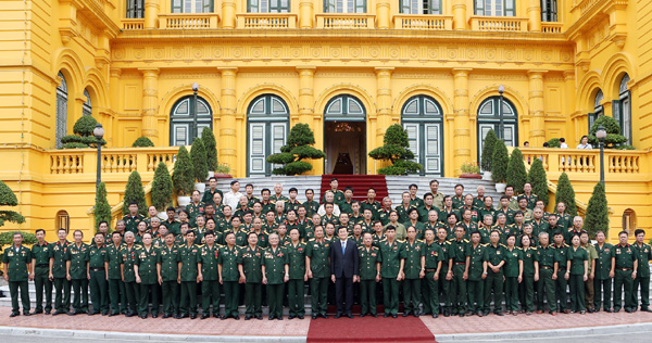 Chủ tịch nước Trương Tấn Sang với cán bộ, chiến sĩ hai Sư đoàn 313, 314, tại Phủ Chủ tịch.