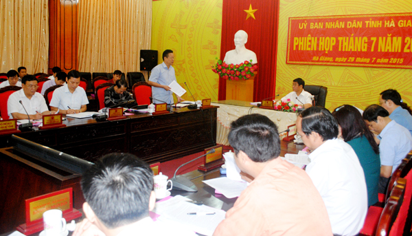 Phó Chủ tịch Thường trực UBND tỉnh Nguyễn Văn Sơn phát biểu tại phiên họp. 