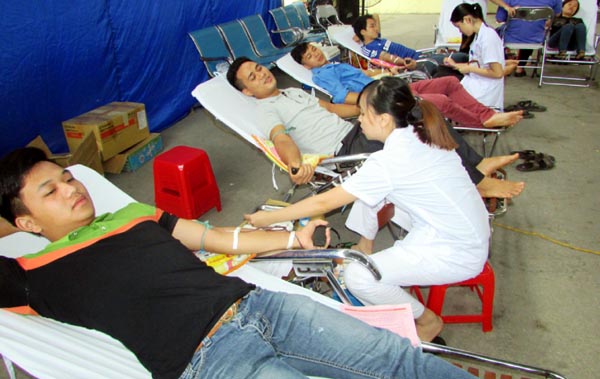 Đông đảo cán bộ và người dân thành phố hưởng ứng tham gia hiến máu tình nguyện.