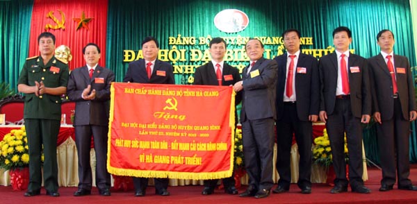 Đồng chí Vương Mí Vàng tặng bức trướng của BCH Đảng bộ tỉnh chúc mừng Đại hội Đảng bộ huyện Quang Bình.