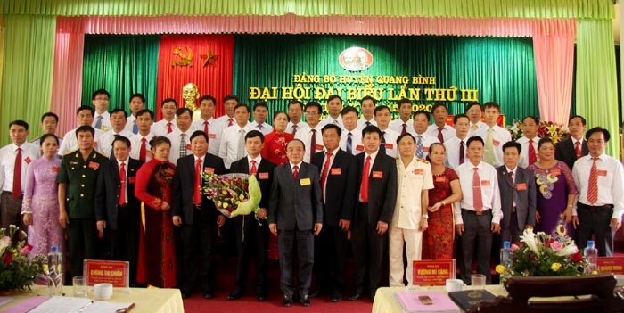 Đồng chí Vương Mí Vàng tặng hoa chúc mừng BCH Đảng bộ huyện Quang Bình khóa III.