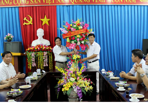 Tổng Biên tập Báo Hà Giang Lê Trọng Lập tặng hoa, chúc mừng Ban Tuyên giáo Tỉnh ủy.