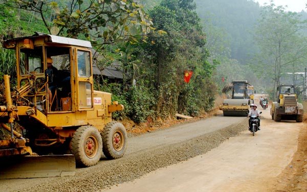 Từ sự quan tâm, hỗ trợ của Nhà nước, tuyến tỉnh lộ 183 từ thị trấn Vĩnh Tuy (Bắc Quang) đi Quang Bình đang được nâng cấp, mở mới.