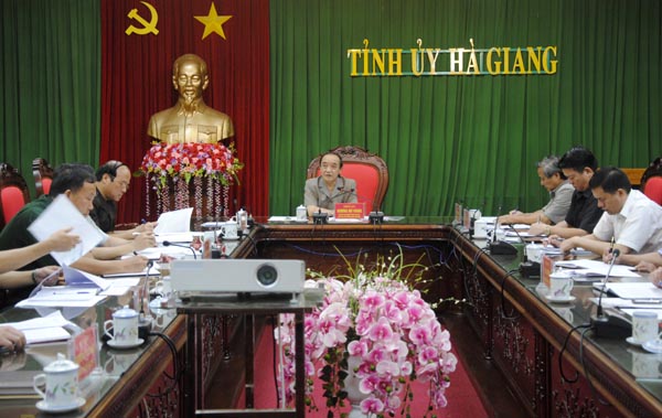 Phó Bí thư Thường trực Tỉnh ủy Vương Mí Vàng chủ trì buổi làm việc.