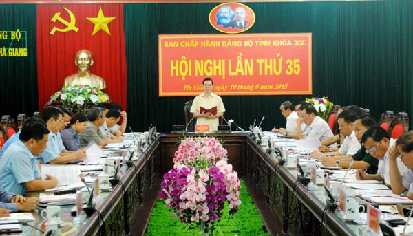 Bí thư Tỉnh ủy Triệu Tài Vinh điều hành hội nghị.