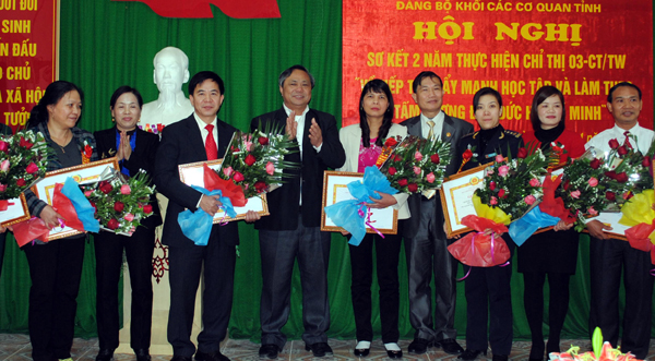 Các tập thể được khen thưởng tại Hội nghị sơ kết 2 năm thực hiện Chỉ thị 03-CT/TW “Về tiếp tục đẩy mạnh học tập và làm theo tấm gương đạo đức Hồ Chí Minh”. 				Ảnh: Tư liệu