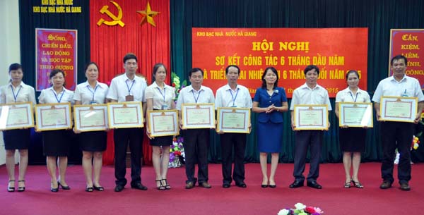 Đồng chí Trần Kim Vân, Phó Tổng Giám đốc KBNN trao Bằng khen của Bộ trưởng Bộ Tài chính cho các tập thể, cá nhân có thành tích xuất sắc.