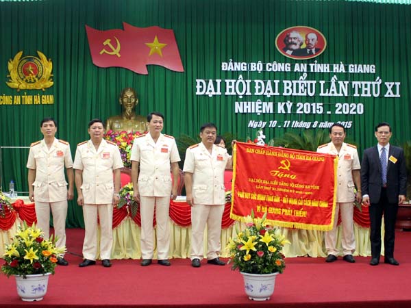 Bí thư Tỉnh ủy Triệu Tài Vinh tặng bức trướng cho BCH Đảng Bộ Công an tỉnh khóa XI, nhiệm kỳ 2015-2020.
