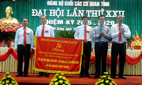 Bí thư Tỉnh ủy Triệu Tài Vinh tặng Đại hội bức chướng mang dòng chữ “Phát huy sức mạnh toàn dân - đẩy mạnh cải cách hành chính vì Hà Giang phát triển”   