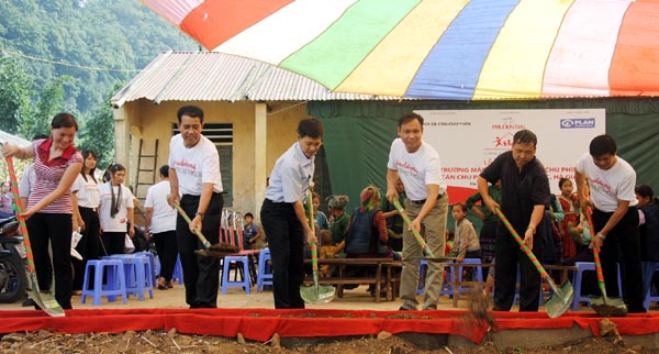 Đại diện Prudential, tổ chức Plan cùng lãnh đạo huyện Mèo Vạc và xã Cán Chu Phìn động thổ khởi công xây dựng điểm trường Mầm non. 
