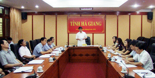 Đồng chí Đàm Văn Bông, Chủ tịch UBND tỉnh phát biểu tham luận tại Hội nghị.