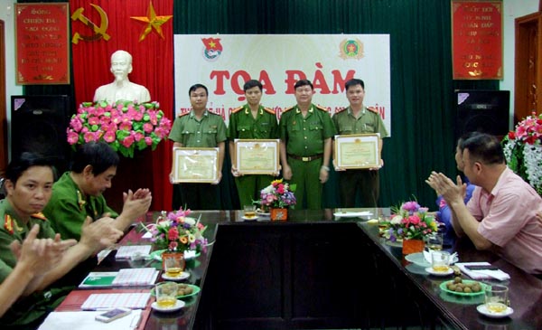Đại tá Hoàng Văn Mạnh, Phó Giám đốc Công an tỉnh trao Giấy khen cho các cá nhân, tập thể.