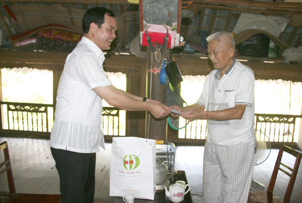 Phó Bí thư Tỉnh ủy Nguyễn Đình Khang thăm hỏi, tặng quà ông Nông Thái Long tại thôn Chang, xã Đồng Tâm.