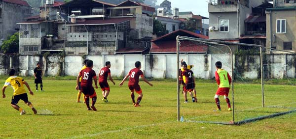 Một pha bóng hay trong trận khai mạc giữa đội Sở Tài chính và đội Khối Tài chính huyện Bắc Mê.