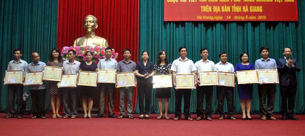 Các đồng chí lãnh đạo tỉnh trao Bằng Khen của UBND tỉnh cho các tập thể có thành tích xuất sắc trong tổ chức triển khai thực hiện cuộc thi. 