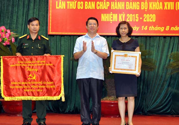 Bí thư Thành ủy Trần Mạnh Lợi trao Cờ, Bằng khen cho đại diện 2 tập thể có thành tích xuất sắc giai đoạn 2010 – 2014.