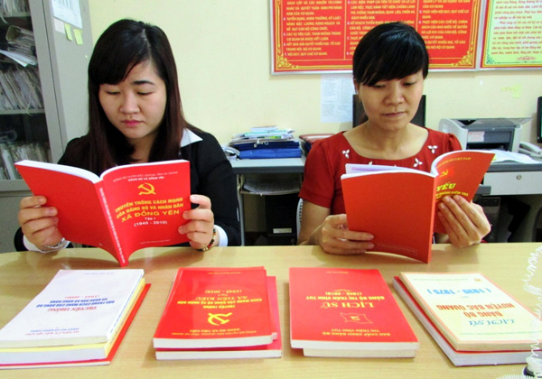 Cán bộ Ban Tuyên giáo Huyện ủy Bắc Quang đọc sách lịch sử Đảng.