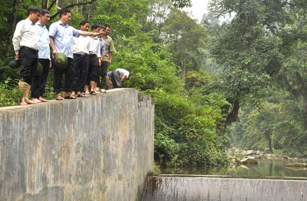 Phó Chủ tịch Thường trực UBND tỉnh Nguyễn Văn Sơn kiểm tra thực tế tại khu đập đầu nguồn Dự án Thủy lợi kiêm cấp nước sinh hoạt xã Tùng Vài.