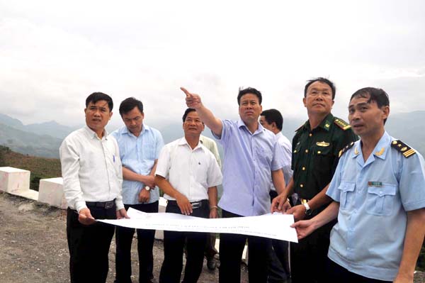 Phó Chủ tịch Thường trực UBND tỉnh Nguyễn Văn Sơn khảo sát khu quy hoạch xây dựng Trạm kiểm soát biên phòng Nghĩa Thuận.