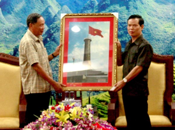 Bí thư Tỉnh ủy Triệu Tài Vinh trao tặng bức tranh Cột cờ Lũng Cú cho đồng chí Nguyễn Văn Rinh và đoàn công tác.