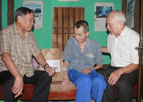Đồng chí Nguyễn Văn Rinh (ngoài cùng bên trái) và đồng chí Triệu Đức Thanh Chủ tịch Hội NNCĐDC tỉnh thăm, tặng quà nạn nhân Phạm Văn Ngữ, thôn Cốc Thổ, xã Ngọc Linh (Vị Xuyên).