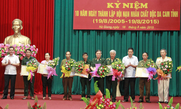 Phó Bí thư Tỉnh ủy Nguyễn Đình Khang và Phó Chủ tịch Thường trực UBND tỉnh Nguyễn Văn Sơn tặng Bằng khen của tỉnh cho các cá nhân, tổ chức.