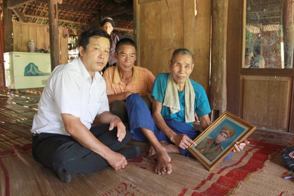 Lãnh đạo Hội CCB huyện thăm hỏi gia đình CCB Hoàng Văn Páo ở thôn Chì, xã Xuân Giang.