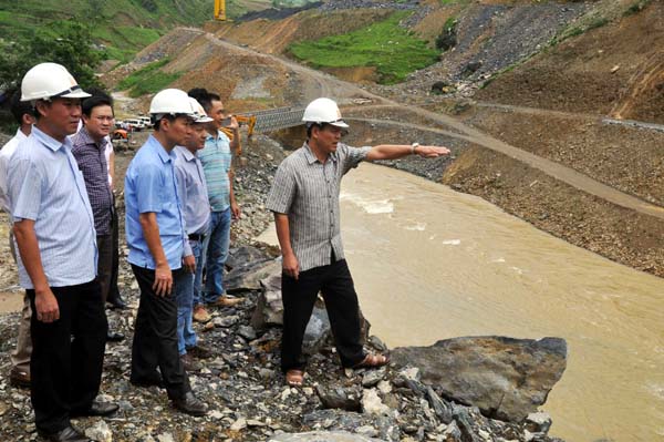 Phó Chủ tịch Thường trực UBND tỉnh Nguyễn Văn Sơn kiểm tra tiến độ thi công Nhà máy Thủy điện Nho Quế 1.