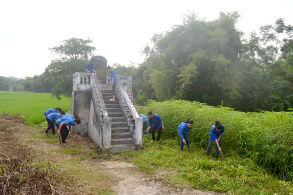 Tuổi trẻ xã Quang Minh chăm sóc Bia ghi công đồng chí Bế Triều.