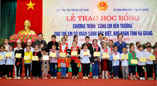Phó Chủ tịch nước Nguyễn Thị Doan và Bí thư Tỉnh ủy Triệu Tài Vinh trao học bổng “Cùng em đến trường” cho 120 trẻ em có hoàn cảnh đặc biệt khó khăn của tỉnh.