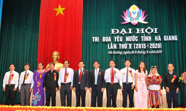 Đoàn đại biểu đi dự Đại hội Thi đua yêu nước toàn quốc. 