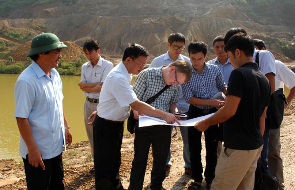 Đoàn công tác của UBND tỉnh kiểm tra thực địa tại khu vực khai thác.
