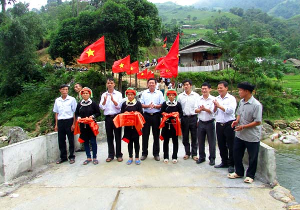 Lãnh đạo huyện Vị Xuyên cắt băng khánh thành cầu. 